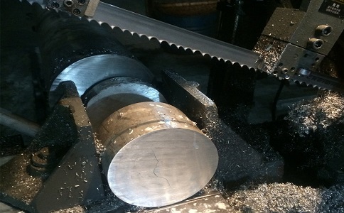 如何解决硬质合金带锯条锯切过程中的跑偏问题?